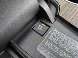 クールボックスは、車内で飲み物や食品を冷やしておける便利な装備☆彡特に夏場の長距離ドライブやアウトドアシーンで大活躍し、冷たい飲み物をいつでも手軽に楽しめます！！！バッテリーの心配も少なく安心です☆彡