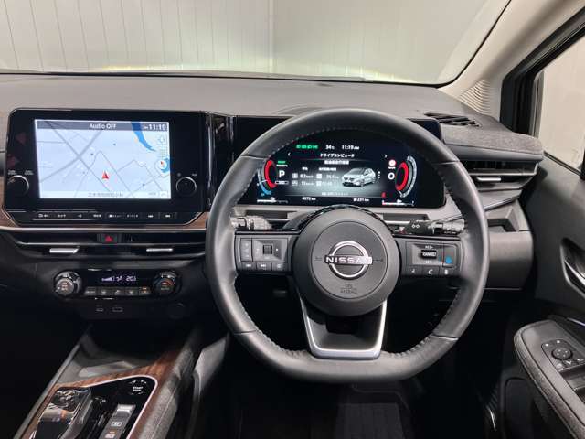 ステアリングスイッチで運転中でもオーディオの音量調整などが簡単にでき便利♪