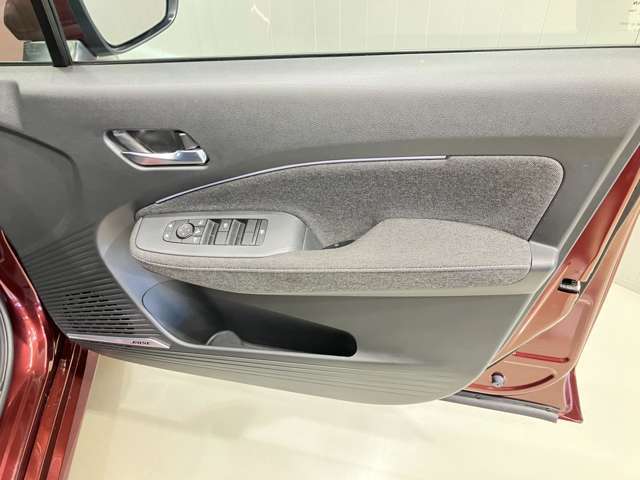 【運転席ドア】収納ポケットが付いているので運転席周りもスッキリ保てます★