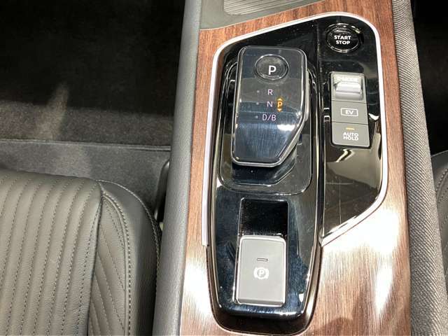 快適なドライブを叶えるため、シフトノブの周囲にモードスイッチをはじめ、プッシュパワースターターやEVモードスイッチなどを配置し、操作性を高めています。