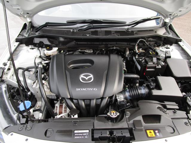 エンジンは「SKYACTIV-G 1.5」。実用燃費の向上にも注力したエンジンで、なめらかで静かな音質、伸び感の高いスムーズな加速が魅力です。