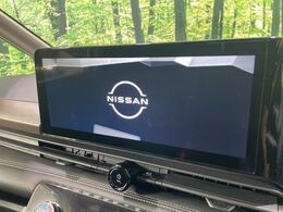 【純正ナビ】人気の純正ナビを装備しております。ナビの使いやすさはもちろん、オーディオ機能も充実！キャンプや旅行はもちろん、通勤や買い物など普段のドライブも楽しくなるはず♪