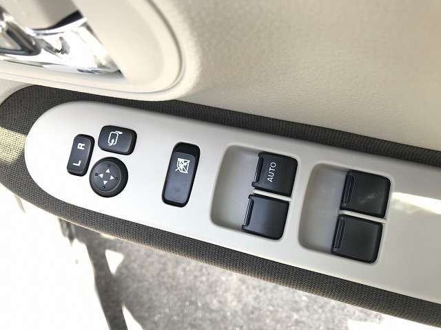 ご購入後には洗車も欠かせませんよね！？当店では、洗車のプロが普段お手入れが行き届かない箇所も済み済みまで綺麗にしています！
