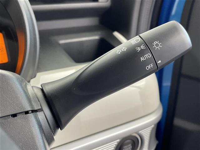 【オートライト（AUTO）】外の明るさをシステムが感知して、自動でヘッドライトが点灯します！ヘッドライトをつけ忘れを防ぐ便利機能です。