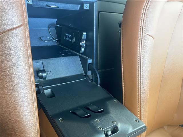 【ETC】有料道路を利用する際に料金所で停止することなく通過できる、ETC車載器（ノンストップ自動料金収受システム機器）が装備されています。セットアップを行うことで利用可能になります。