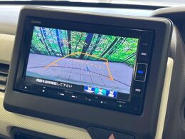 【バックカメラ】駐車時に後方がリアルタイム映像で確認できます。大型商業施設や立体駐車場での駐車時や、夜間のバック時に大活躍！運転スキルに関わらず、今や必須となった装備のひとつです！