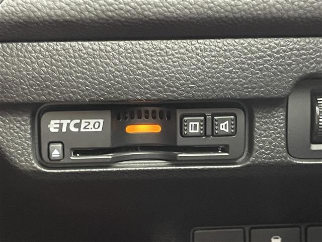 【ETC】有料道路を利用する際に料金所で停止することなく通過できる、ETC車載器（ノンストップ自動料金収受システム機器）が装備されています。セットアップを行うことで利用可能になります。