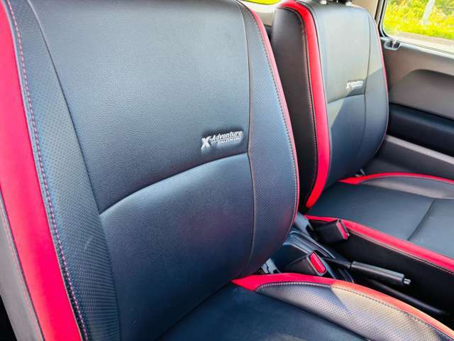 こちらは特別仕様車の限定レザーシートです！赤の切り替えし部とブラックのレザーがとてもオシャレで、且つ座り心地も良いですよ！