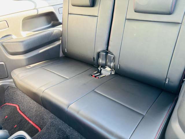 ブラックレザーを基調とした車内となっております！ブラックの車内は高級感がありますよね！もちろん、ここから更にクリーニングが入りより綺麗な内装でご納車いたします！
