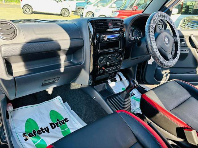クリーニング専門スタッフが全車室内クリーニングをしております！納車前には展示中に付いた汚れ等を落とし、徹底的に仕上げますので、気持ち良く納車を迎えて頂けます！ご満足頂ける自信があります！！