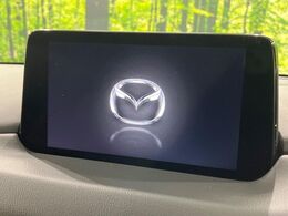 【8インチマツダコネクト】車内の雰囲気にマッチした大型ディスプレイ。スマホ接続でのナビ使用やBluetooth再生等、様々な機能が楽しめます。直感的なダイヤル操作が可能で、使い勝手も良好です。
