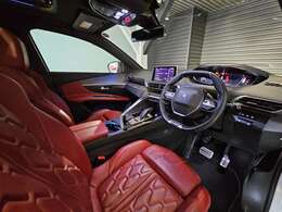 3008専用設計のフロントシートは快適なドライブを実現いたします。