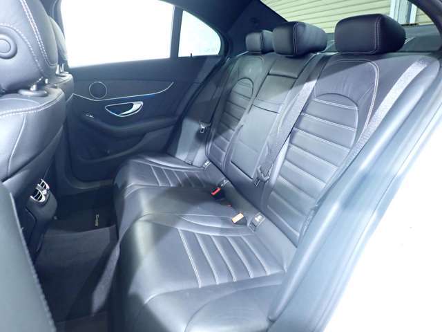 ●【お車の内装について】後席シートに大きなへたりなどはなく、座り心地のいいシートでリラックスしてゆったりと座れます。