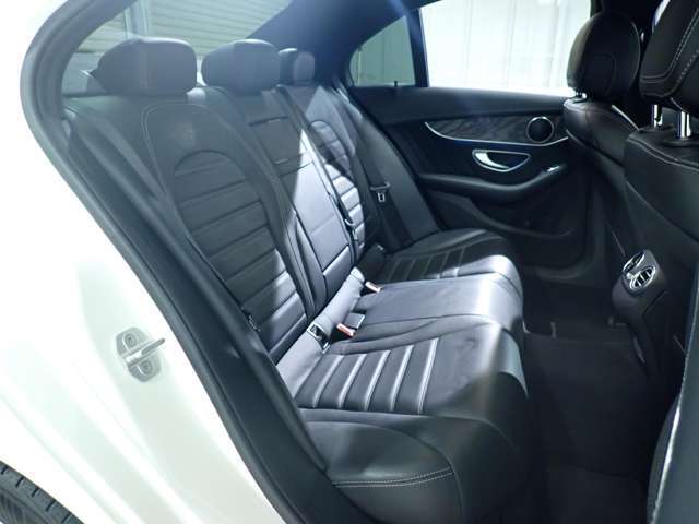 ●【お車の内装について】シンプルで上質なインテリアです！視認性もよく、コックピット周りには便利な機能が満載です！