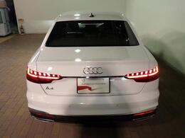 Audiの誇るべき流れるウインカーはLEDが細かく綺麗に流れます。