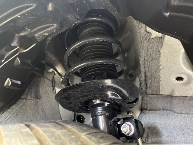 お車を安心してお乗りいただく為には、足回りの定期点検が欠かせません。サービスサポート（有償保証）では無料点検もご提供しており、安心のカーライフをお過ごしいただけるサポート体制が整っています。