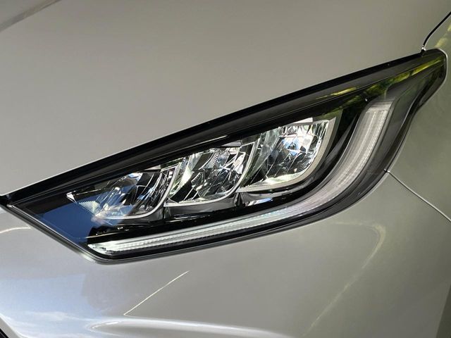 【LEDヘッドライト】悪天候や夜間走行時も良好な視界を確保し安心して運転できる高輝度LEDヘッドライトを装備！点灯速度が早く、消費電力も抑えられています。