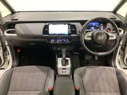 車内は光触媒抗菌消臭施工済です。スタイリッシュなデザインでスポーティなインパネ周りを演出します。グローブボックスやカップホルダーのほかにトレーなどたくさんの収納スペースが付いています。