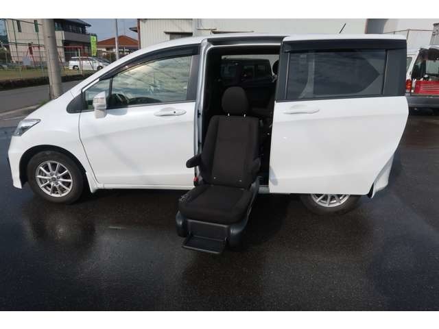セカンドシートが車外にでてきますので車いすから座席への移動や足腰の悪い方も負担が少なくすみます