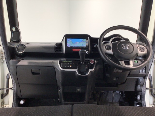 【前方視界】開放的な前方視界！運転がしやすく疲れにくいです♪窓が大きく、見通しがとっても良いおクルマですよ♪