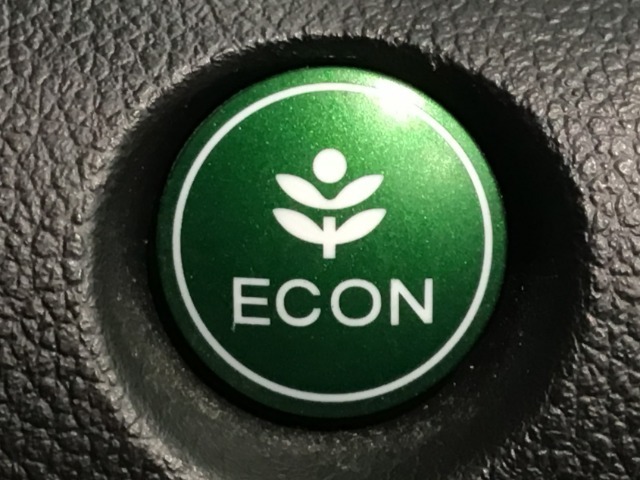 ★ECONスイッチ★　エコドライブを加速しよう！スイッチをONにすると、運転の仕方によるロスを抑え込み燃費をよくするようクルマが頑張ります（＊＾ー＾＊）燃費向上にチャレンジ♪