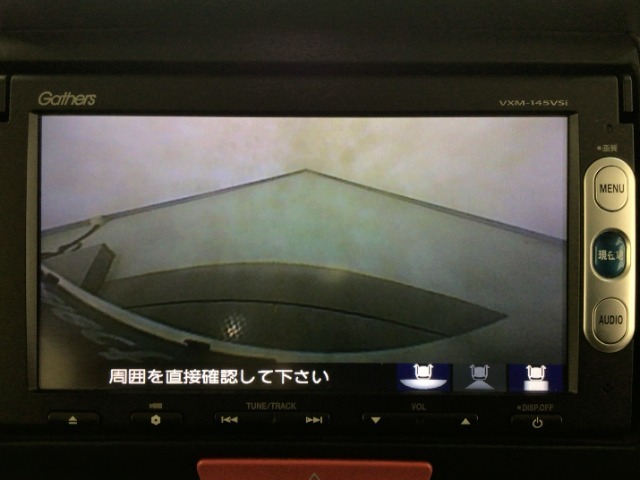 【バックカメラ】運転が苦手な方も車庫入れラクラクです！ギアをリバースに入れれば自動的に切り換わりますので、面倒な操作は不要です♪狭い駐車場もお車を傷つけず安心ですね！