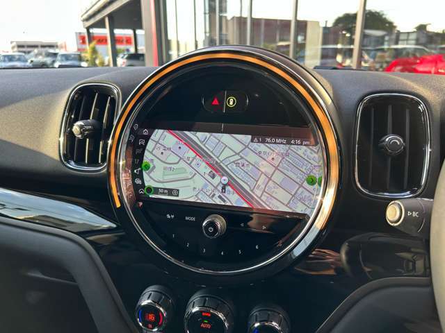 純正ナビゲーションを装備しています。タッチパネルタイプのHDDナビゲーションです。ブルートゥースやUSBのご使用が可能です。