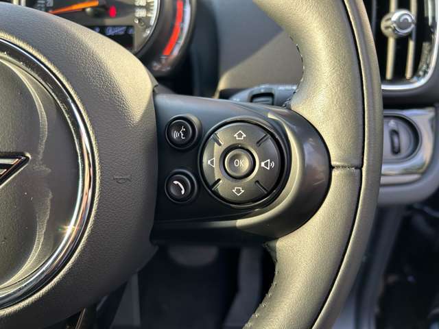 右側は音量調整やチャンネル切り替えや受話器としても使えます！