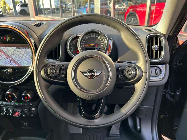 ハンドル：中央にはMINIのエンブレムが付いています。