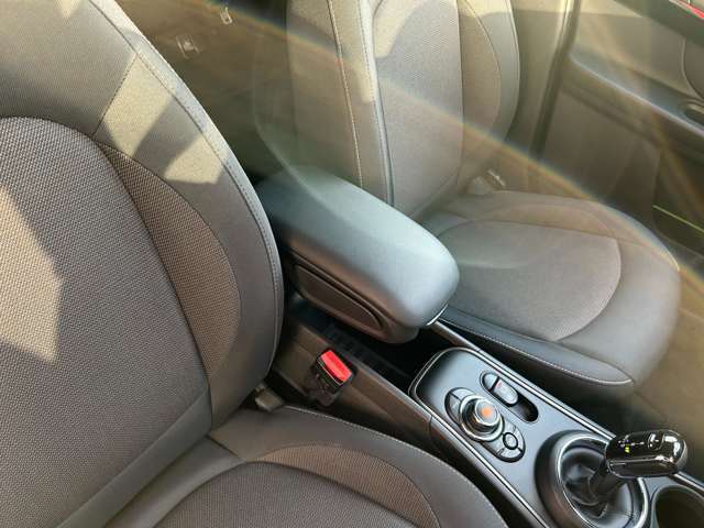 アームレスト装備：隣の方と仲良く使ってください！