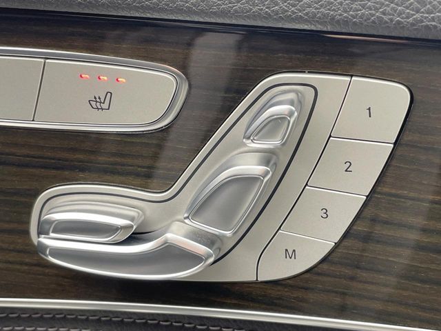 ●メモリー付きパワーシート：あなたに合わせたシートポジションが3つまで登録可能！フルパワーシートだから座席調整も楽々♪お好みのシートポジションで、ストレスないドライブをお楽しみください。