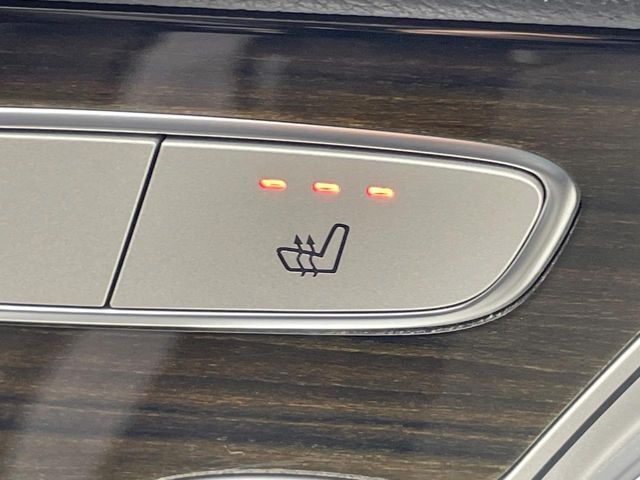 ●フロントシートヒーティング：運転席・助手席共に三段階で調節が可能なシートヒーターを装備しております。季節を問わず快適にご使用いただけます。