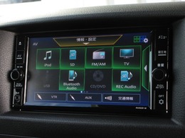 ナビゲーションは純正メモリーナビ(MJ322D-W)を装着しております。AM、FM、CD、DVD再生、Bluetooth、音楽録音再生、フルセグTVがご使用いただけます。