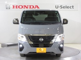 ハロゲンより明るく、より遠くまでさらなる安心感のあるLEDヘッドライトを採用。照射軸の上下方向を自動調整するオートレベリング機構、点灯忘れも防止できるオートライトコントロール機構付きです。