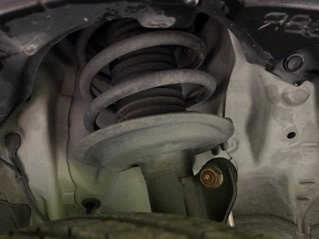 お車を安心してお乗りいただく為には、足回りの定期点検が欠かせません。サービスサポート（有償保証）では無料点検もご提供しており、安心のカーライフをお過ごしいただけるサポート体制が整っています。