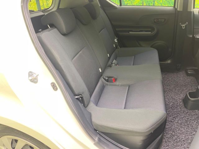 後部座席も気になるようなキズ・汚れやへたり等、大きなダメージはなく、良好な状態です。