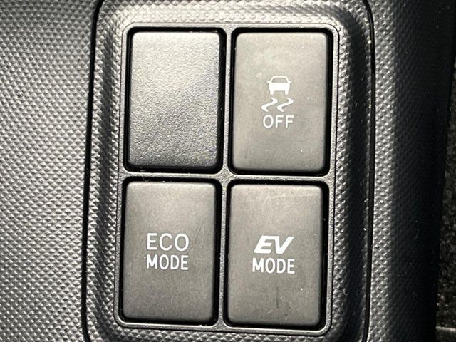 【車線逸脱警報】道路上の白（黄）線を認識し、意図せず走行中の車線からはみ出しそうになった時、メーター内の警告灯とブザーで注意喚起してくれる安心・安全機能です♪