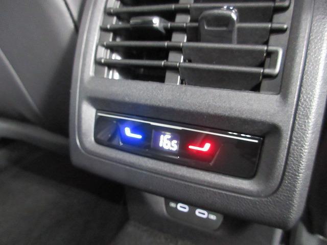 後部座席にもエアコン吹き出し口がついており、温度調節も可能です！！