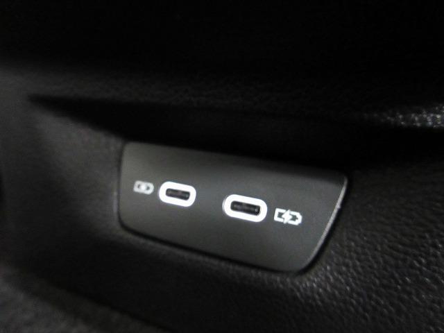 タイプC充電ポートが後部座席にもついています。