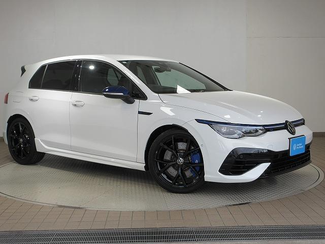 フォルクスワーゲンらしい水平基調でシンプルなデザインとスポーティーさが兼ね備えたカッコイイデザインです☆