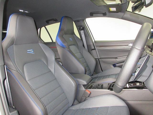 R専用レザースポーツシートでございます。Rが青で刺繍されているのも特別感があります。