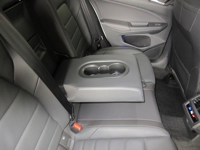 シート真ん中はアームレスト、ドリンクホルダーとしても使用可能です！！