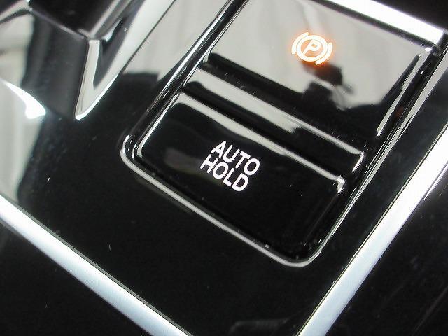オートホールド機能がついています。サイドブレーキはボタン式でございます。