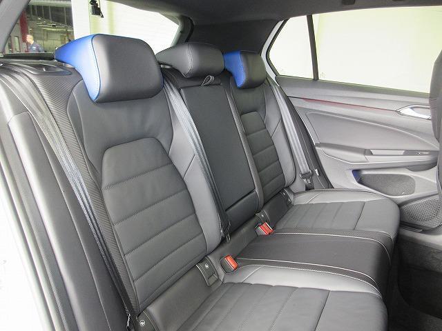 後部座席にもレザーシートです！！輸入車らしい少し固めの長時間座っても疲れないシートとなっております。