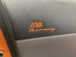 運転席と助手席ドアトリムのショルダーパッド部に10周年記念刺繍が施されております！こちらもオレンジ色の刺繍となっており、その他の特別装備との統一感があります！限定車ならではのコダワリが詰まった車両です