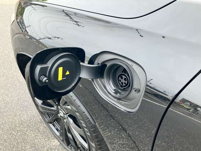 普通充電口。EV走行換算距離（等価EVレンジ）81km　リアに搭載する駆動用モーターの出力を大きく向上し、EV走行時の俊敏でパワフルな走行フィールと優れた回生ブレーキ性能を実現しています。