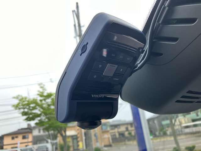 ボルボ純正のドライブレコーダーは前後で装備されております。アプリと接続で録画映像もすぐに確認できます。フロントカメラは安心の360°カメラを装着。
