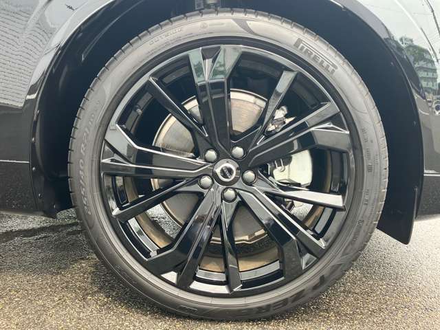 特別仕様車専用 8.5J 21インチ 5ダブルスポークアルミホイール（グロッシーブラック）タイヤサイズ255/40R21のピレリを装着