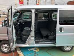 当店では、自社で仕入れした厳選車両を、多数展示しております。リーズナブルなお車を多数在庫しております。掘り出し物を探しにいらしてください。