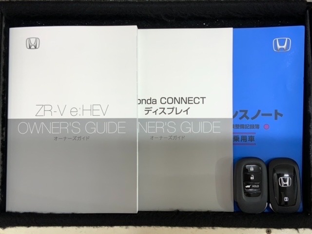 スマートキーは鍵をバッグに入れたままでもドアロックの開閉やエンジンのON・OFFができます。夜間や雨の日も鍵を探さなくて良いので便利です。